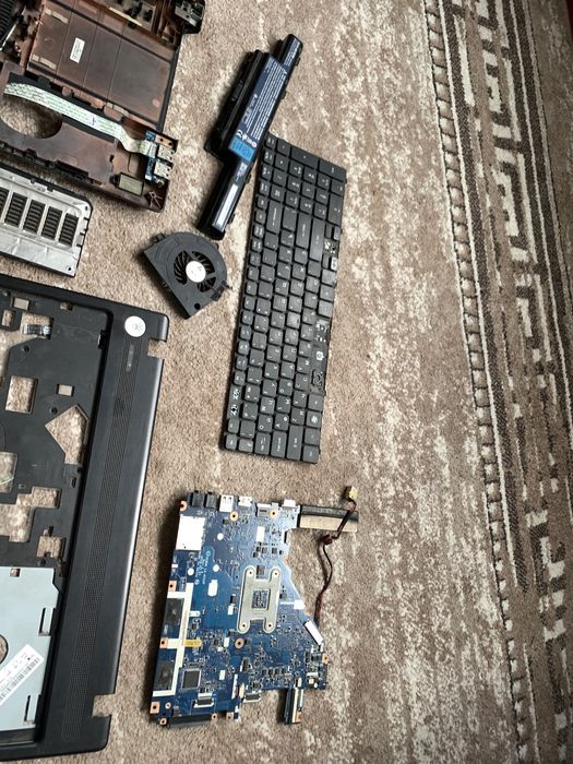 Продам по запчастинах ноутбук Acer e-machines e442