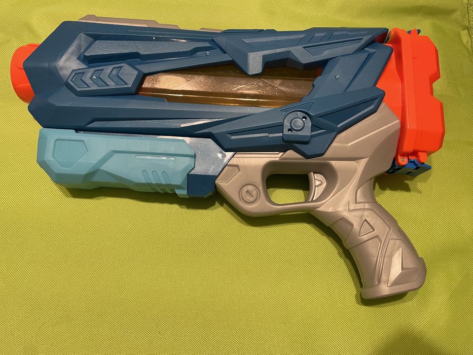 Pistolet na wodę. Wodny pistolet. Karabin. Zabawka.