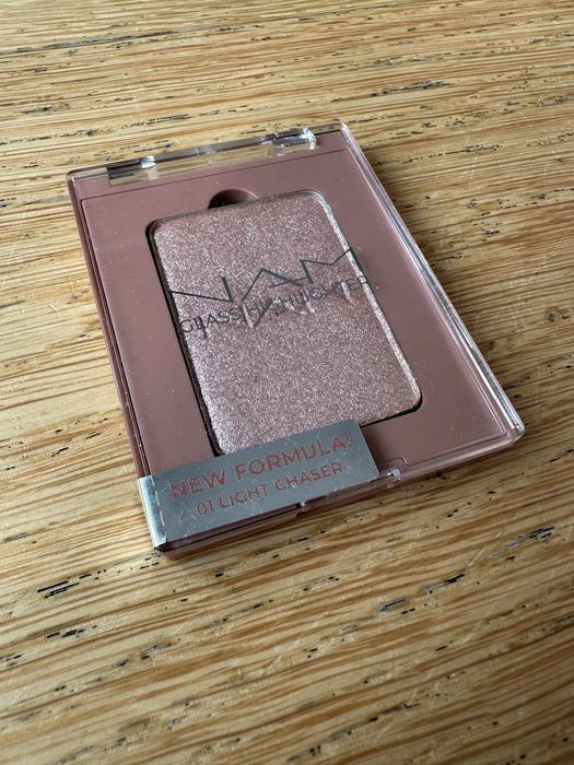 Rozświetlacz do twarzy NAM glass highlighter 01 light chaser