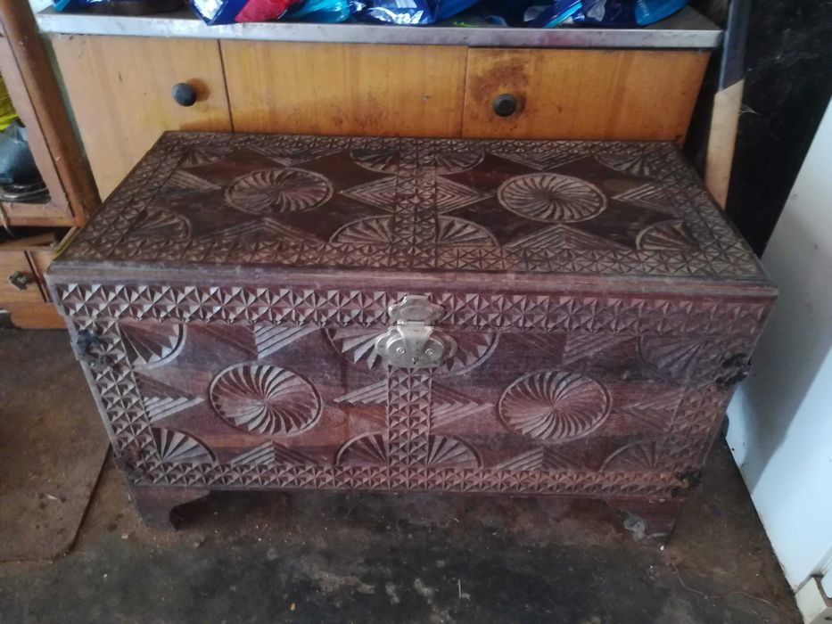Bau vintage em madeira moçambicana