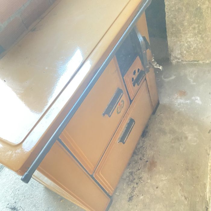 Fogão a lenha vintage degradado para restauro, com torneira agradecido