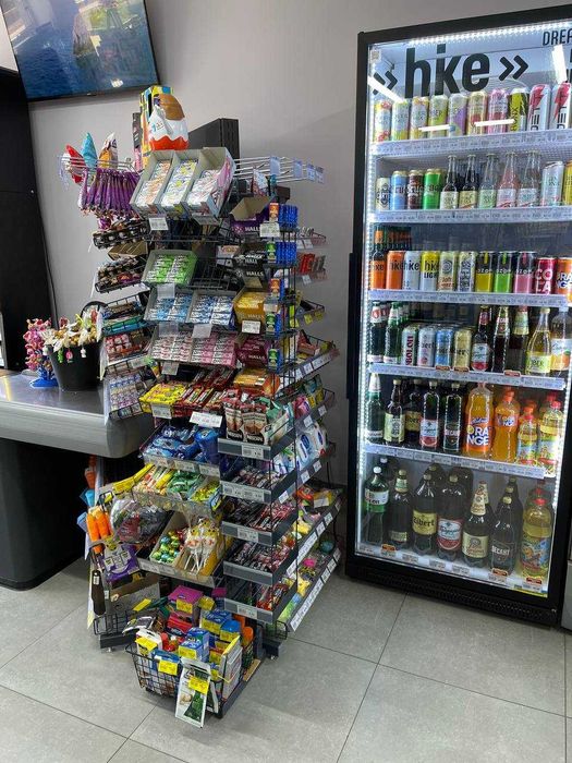 Касовий бокс. Касова зона. Прикасові стелажі для імпульсних продажів.