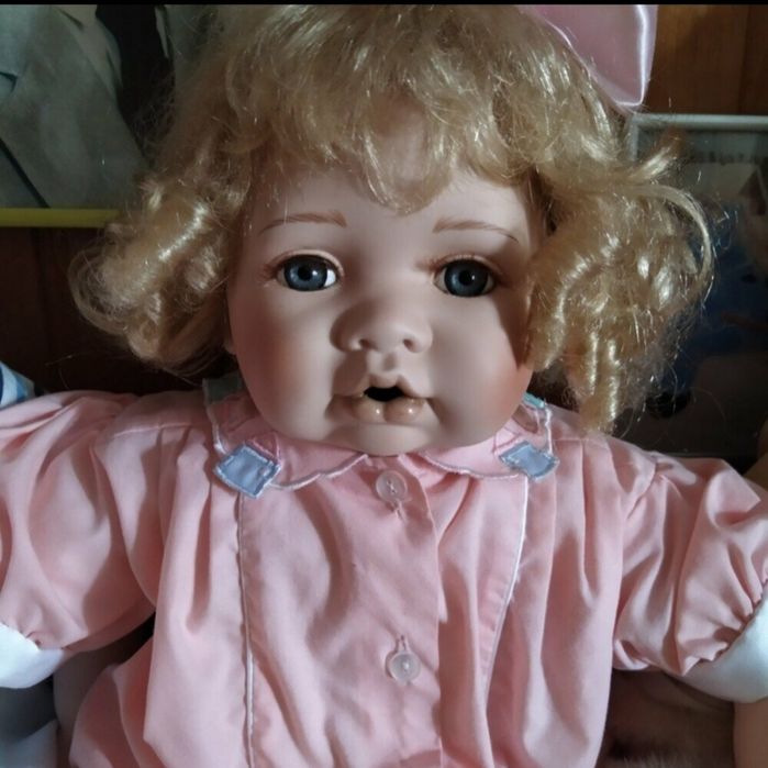 Фарфоровая кукла