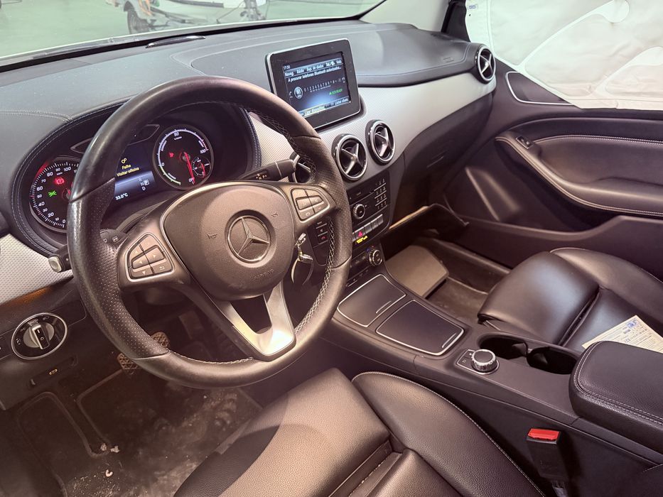 Mercedes B250E elétrico 2016 com as portas incluídas