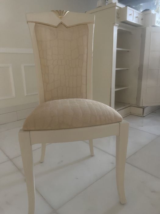 Varios moveis de sala de jantar e sala de estar