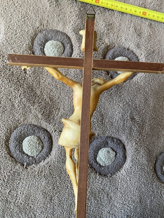 crucifixo em madeira e resina