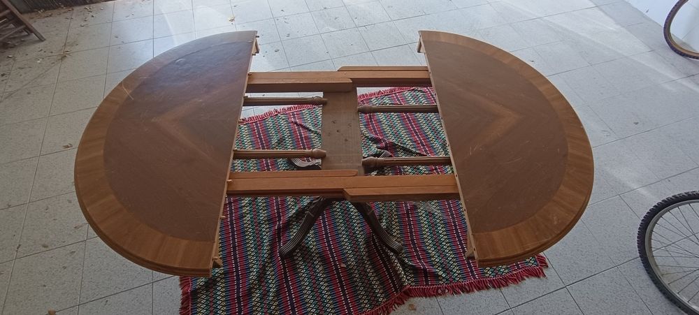 Mesa de jantar de sala.