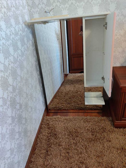 Дзеркальна шафа для ванної кімнати