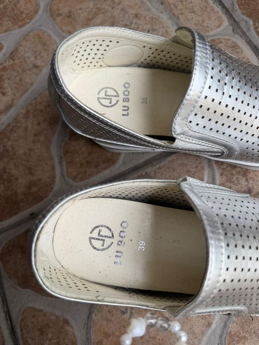 Buty srebrne na koturnie 39