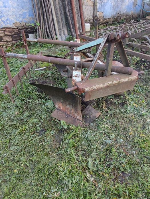 Плуг двохкорпусний та культиватор