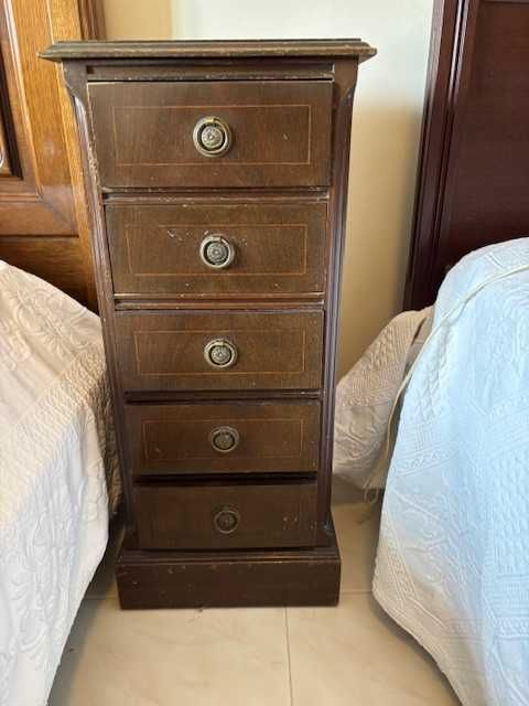 Cama de solteiro, com colchão + mesa de cabeceira