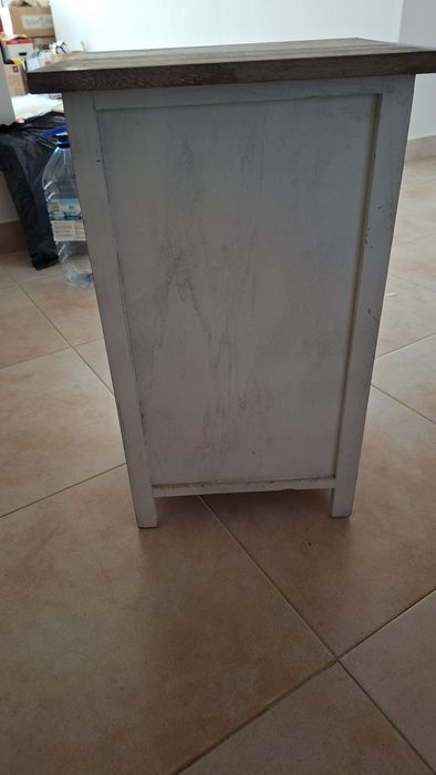 Móvel pequeno com gavetas