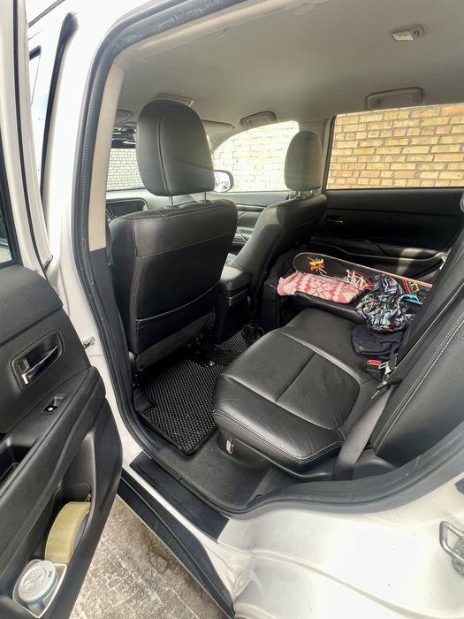 Mitsubishi outlander  (мітсубісі, аутлендер)