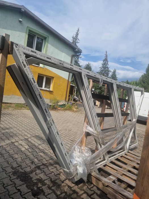 okna trapezowe białe