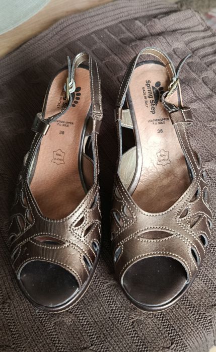Sandały na koturnie