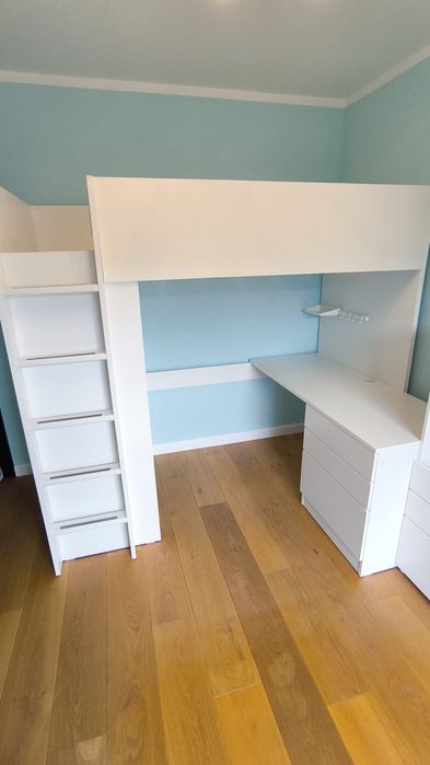 Zestaw mebli IKEA Smastad, antresola, biurko, szafa