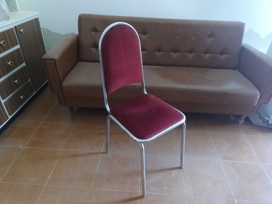 6 cadeiras vermelhas de ferro e veludo