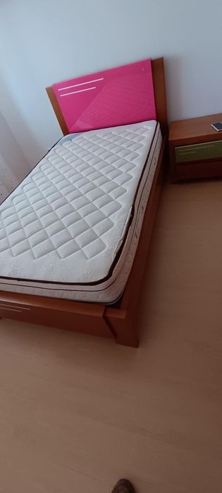 Cama e colchão solteiro em madeira