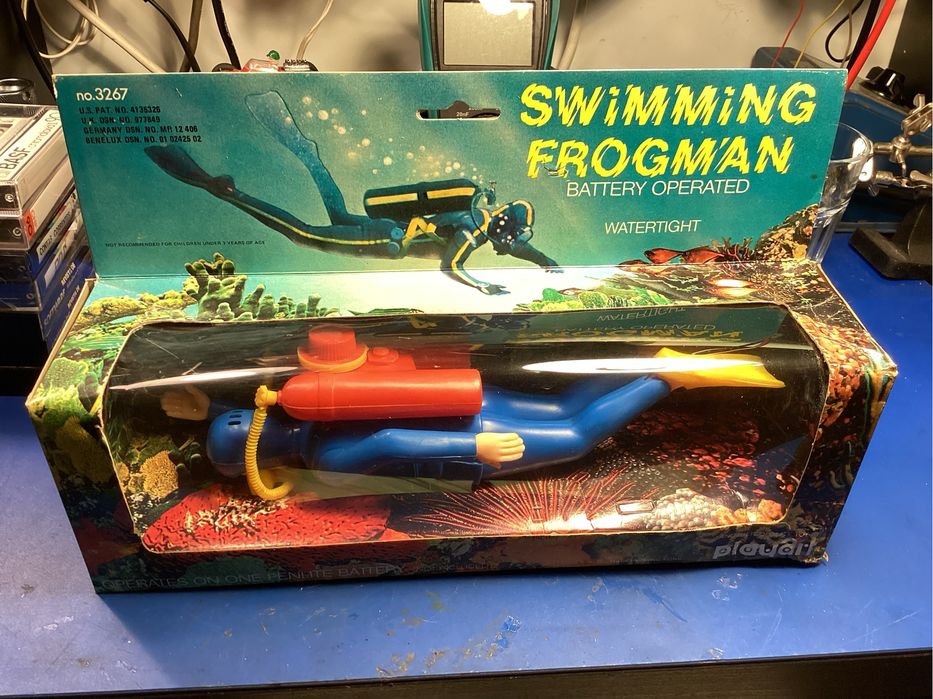 Mergulhador Frogman Playart toys brinquedo que nada com pilha