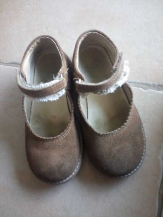 Sapatos de menina em Carneira