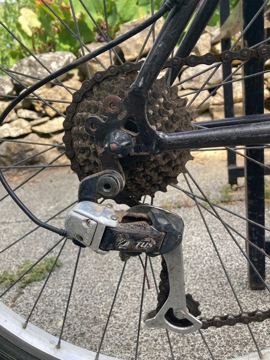 Bicicleta boa que precisa de manutenção.