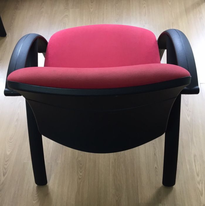 Cadeirão preto e vermelho