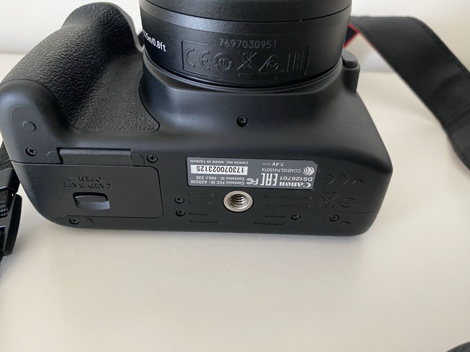 Câmara Canon EOS4000D