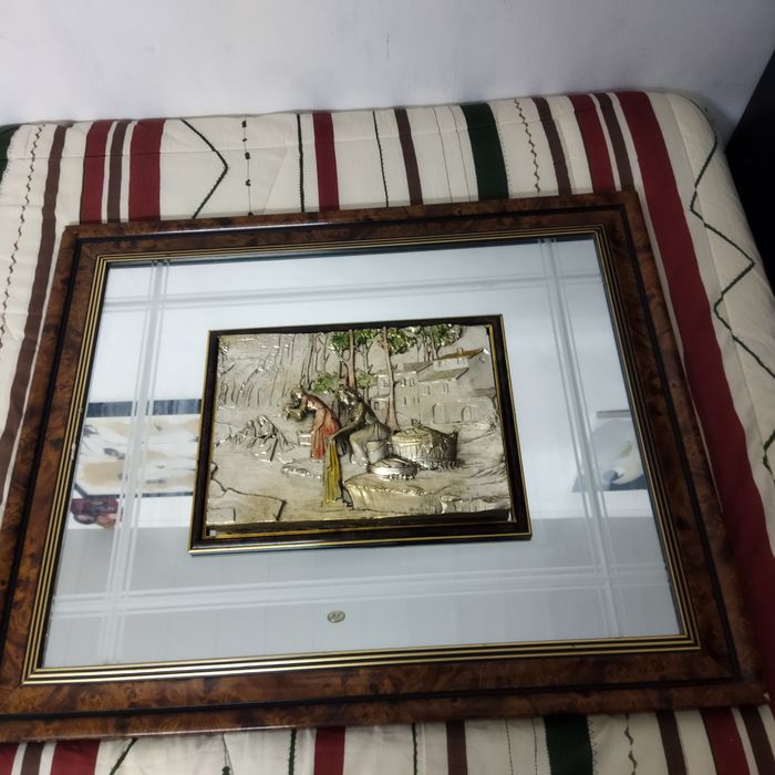 Quadro espalhado em relevo.