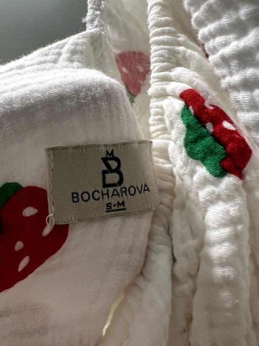 Білий кроп-топ з довгими об'ємними рукавами, прикрашений візерунком