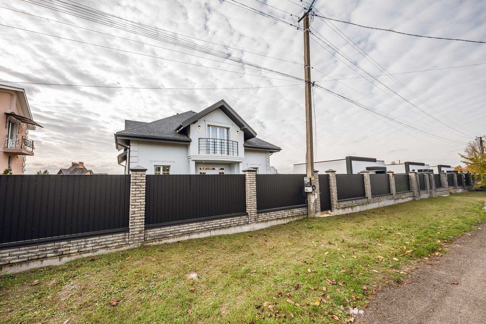 Новий будинок з басейном