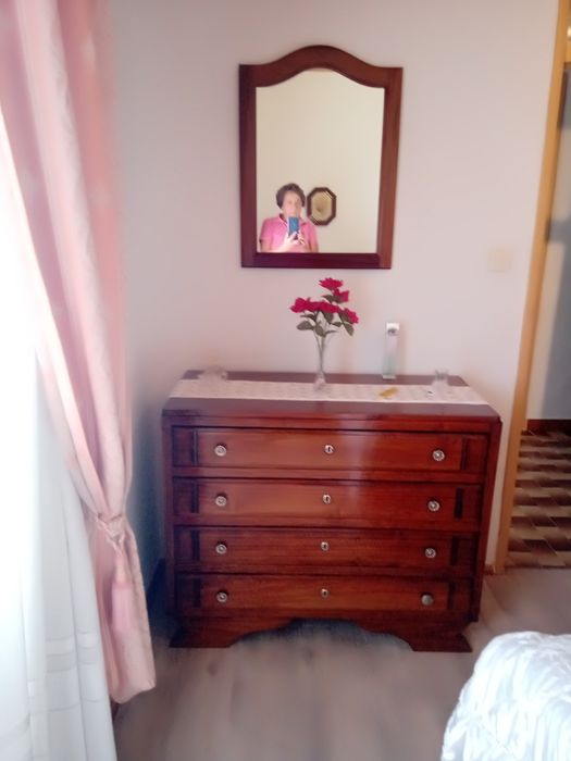 Cama de ferro, 2 roupeiros ,camiseiro e cama de madeira