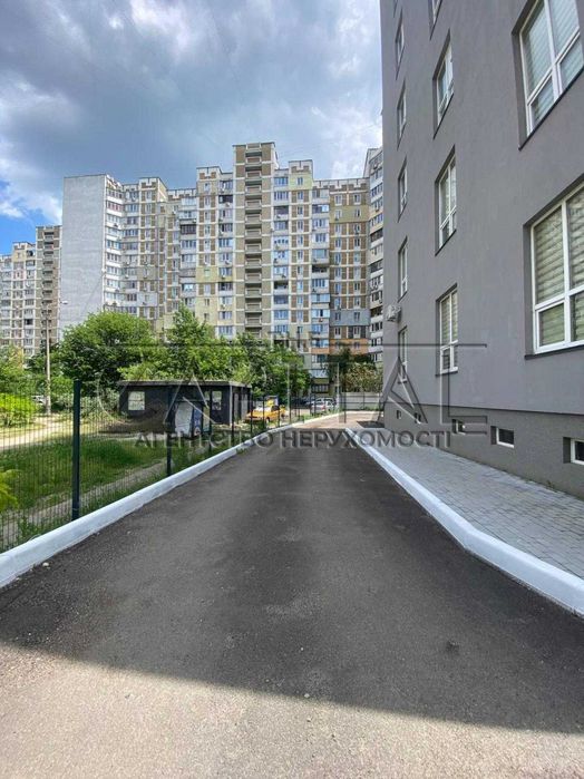 Продаж фасадного приміщення в новому бізнес центр. Київ