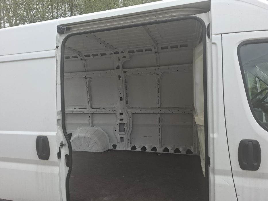 Usługi transportowe busem 3,5t  i lawetą.