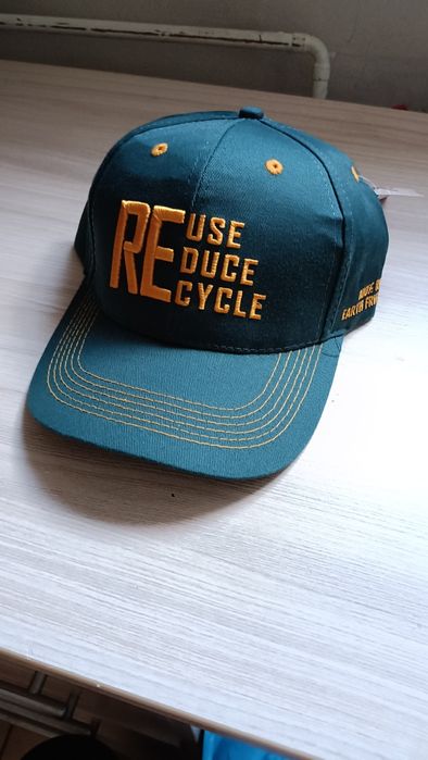 Czapka z daszkiem z Eco materiałów