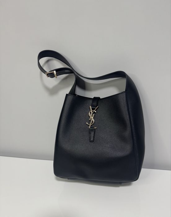 Сумка хобо Yves Saint Laurent