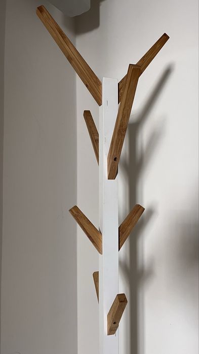 Wieszak stojący drewniany