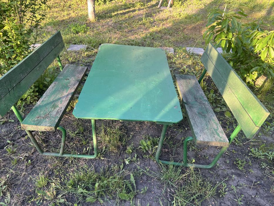 Детский столик с скамейками,