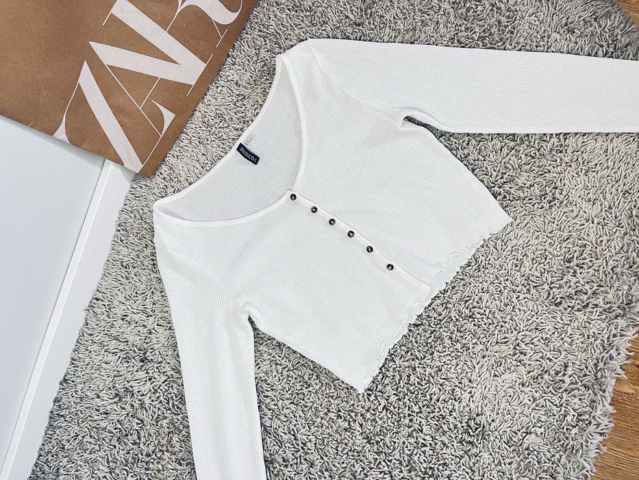 Bialy sweter kardigan cienki sweterek lekki na guziki rozm M HM