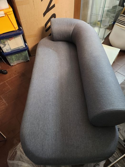 Sofá versátil para casa ou escritório. Excelente estado de conservação