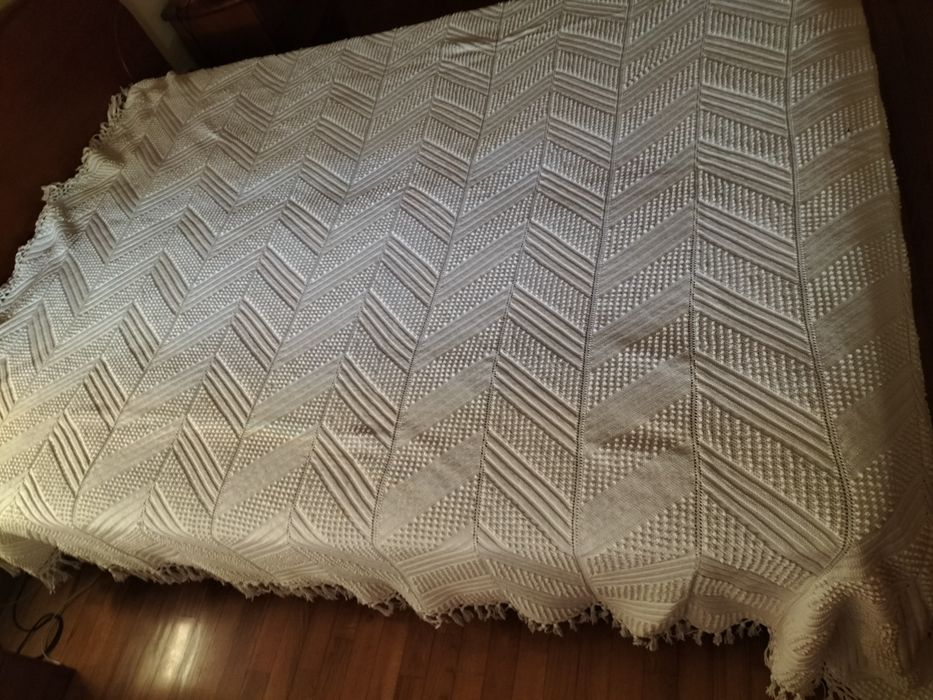 Colcha de cama bordada a mão