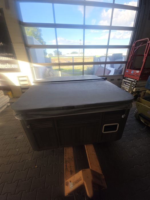 Jacuzzi dzakuzi ogrodowe taras ogrod caloroczne ocieplone sundance spas Marin