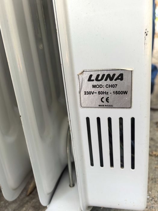 Conjunto de dois aquecedores a óleo.