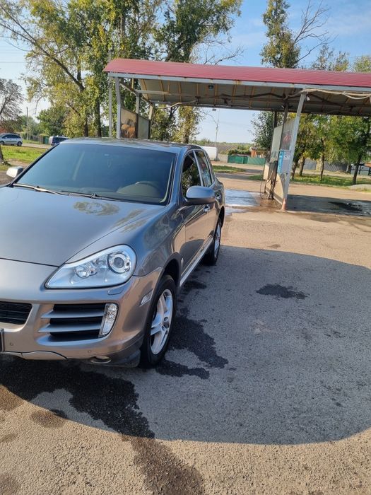 Porsche cayenne  .