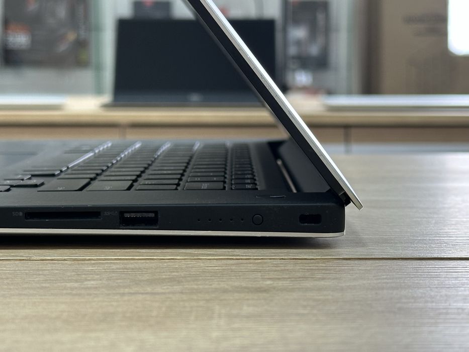 Dell Precision 5520 15.6"FullHD IPS i7-6820HQ 2 відеокарти 16/256gb