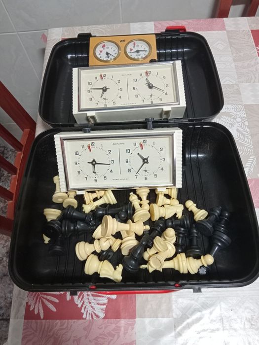 Jogo de xadrez com relógios vintage