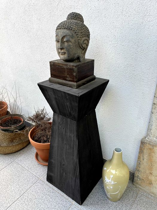 Pedestais em madeira carbonizada estilo japonês