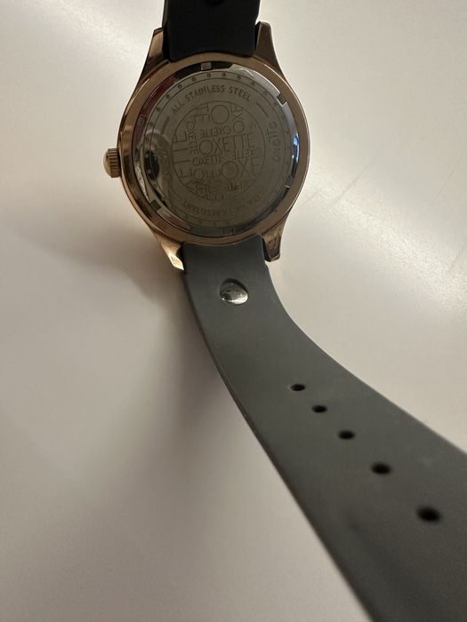 Relógio rosa e cinza