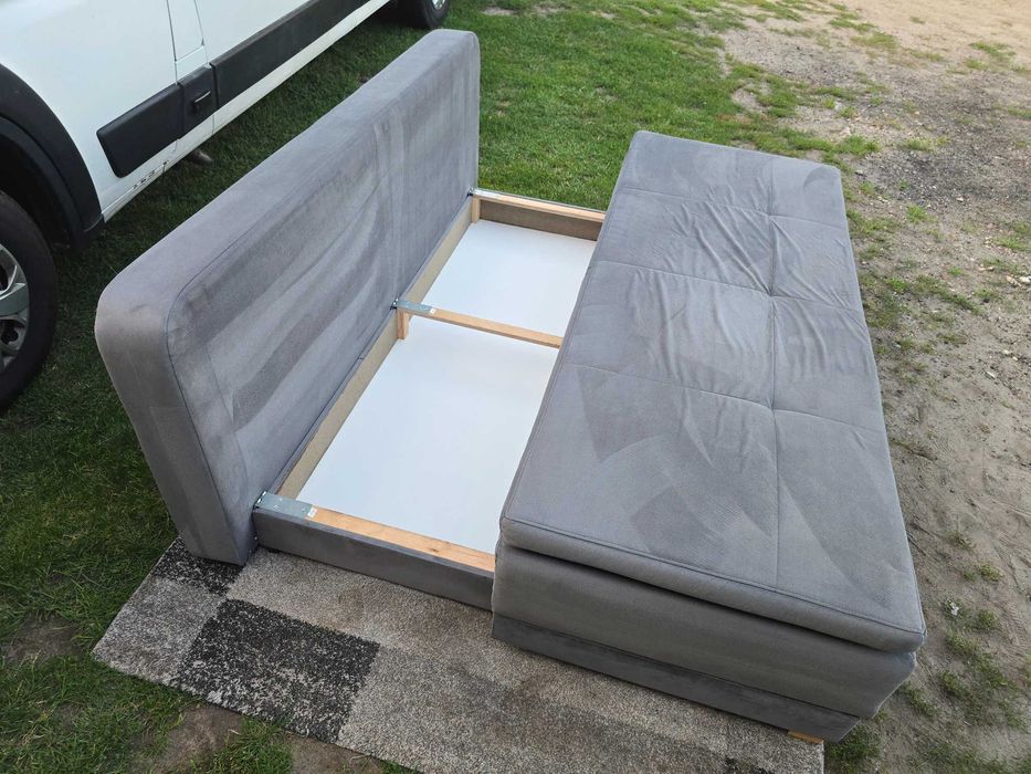 Sofa z funkcją spania i pojemnikiem na pościel