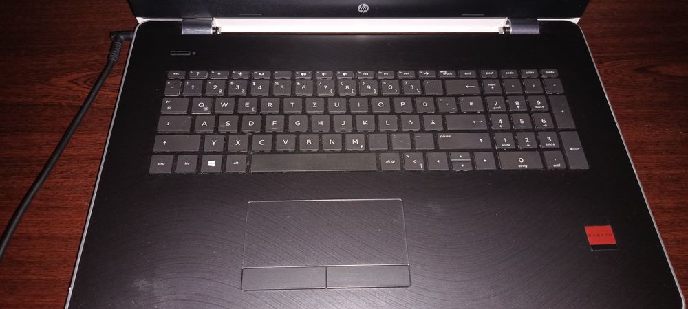 Ноутбук HP 17-bs. Intel Core і3-6006U. Відеокарта Radeon R5 M330 2 Gb. SSD 256 Gb. Екран  HD+
