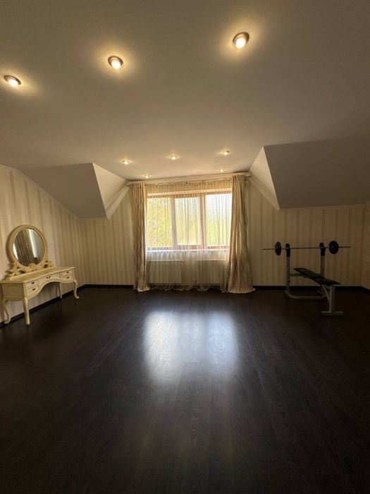 Будинок в сучасному стилі. Дніпршосе. Район новобудов в лісовій смузі